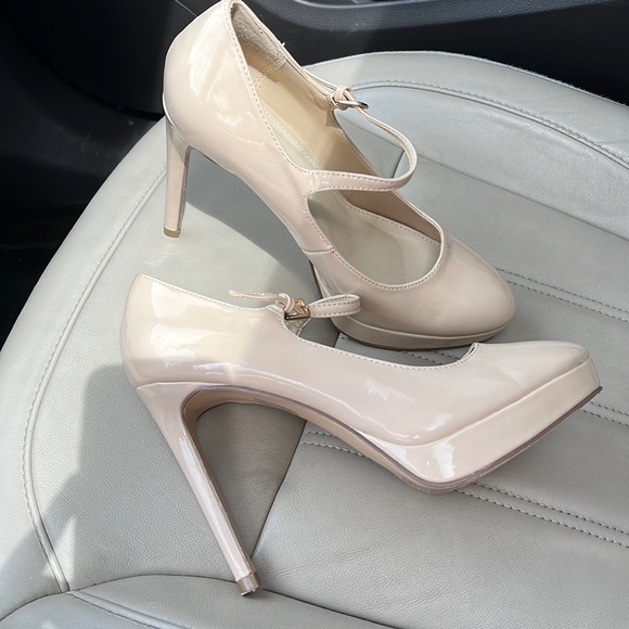 Forever 21 Shoes - Forever 21 Nude or Cream Mary Jane Heels Size 8